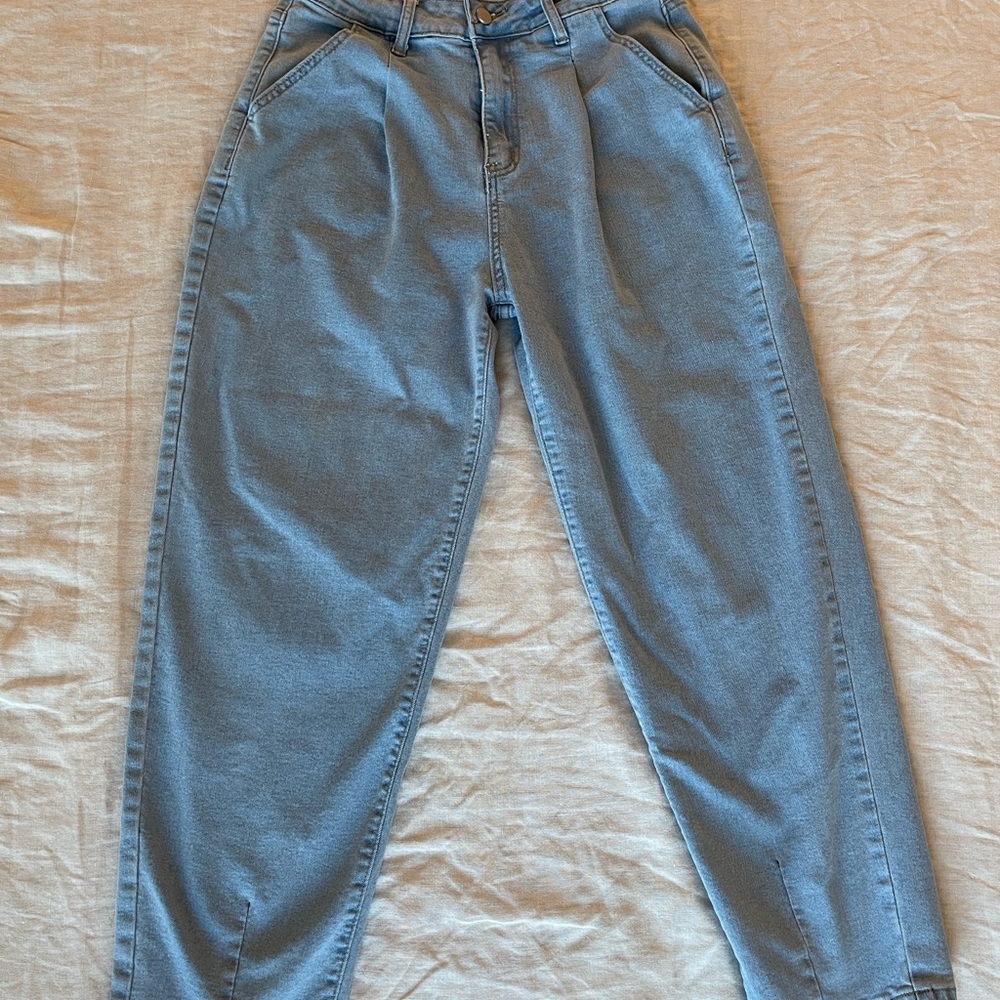 Cropped tapered bottom light wash jean